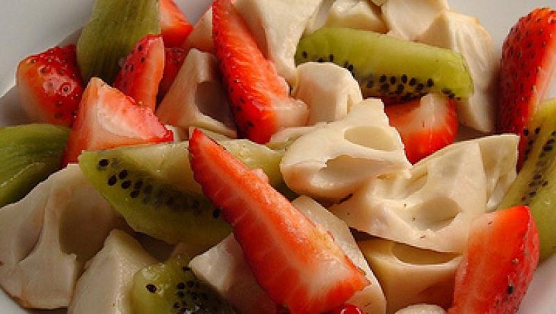 Reteta de post a zilei: salata racoritoare de kiwi, capsuni si ananas