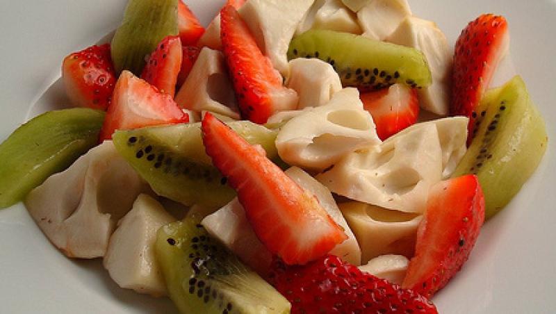 Reteta de post a zilei: salata racoritoare de kiwi, capsuni si ananas