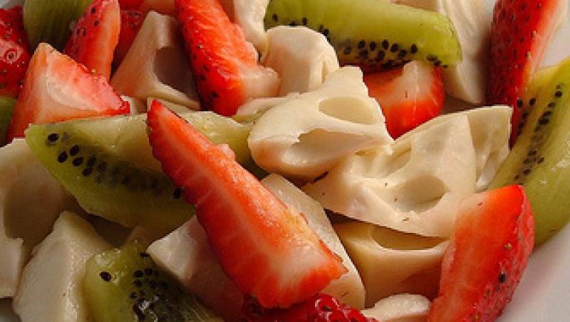 Reteta de post a zilei: salata racoritoare de kiwi, capsuni si ananas