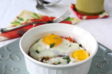 Reteta zilei: oua coapte cu praz cremos