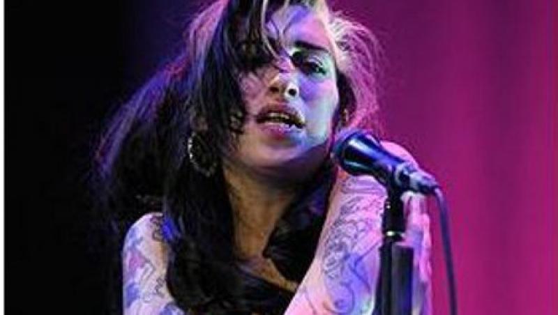 VIDEO! Amy Winehouse s-a prabusit beata pe scena din Belgrad