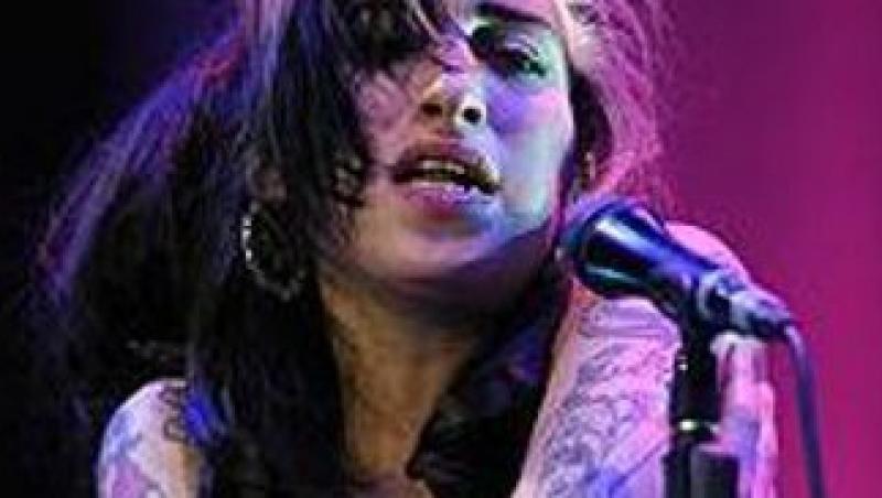 VIDEO! Amy Winehouse s-a prabusit beata pe scena din Belgrad