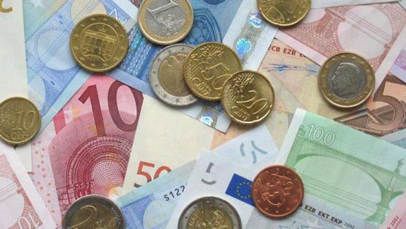 Euro creste, dolarul se mentine stabil. Vezi cursul BNR