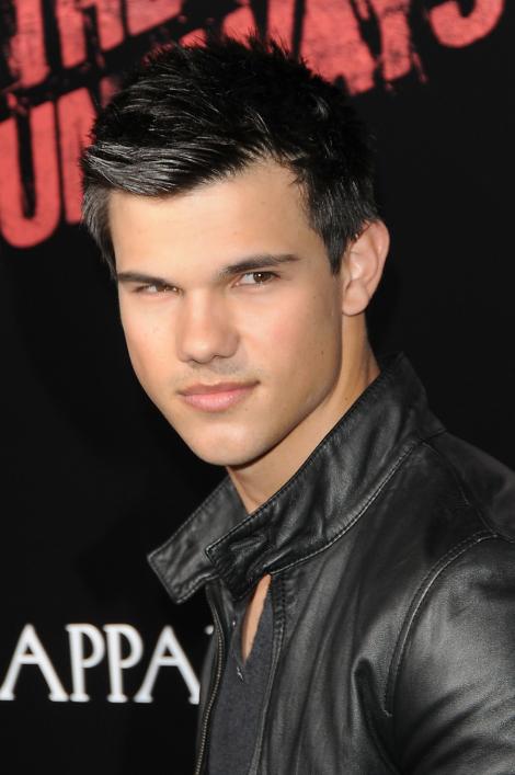 VIDEO! Taylor Lautner se lupta ca un baiat rau!