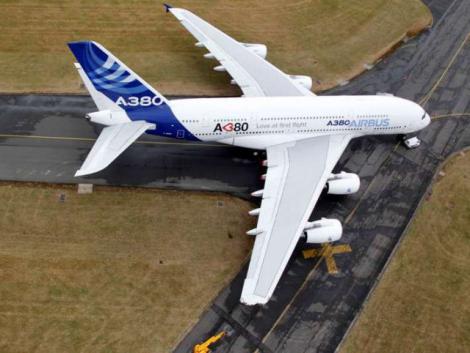 Un Airbus A380 s-a ciocnit de o cladire la un show aeronautic