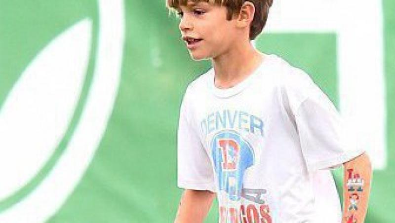 Romeo Beckham emuleaza tatuajele tatalui sau