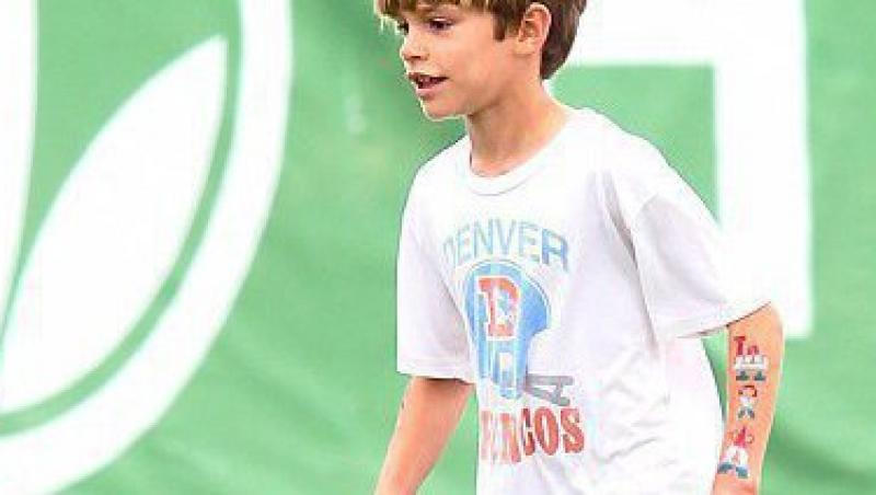 Romeo Beckham emuleaza tatuajele tatalui sau