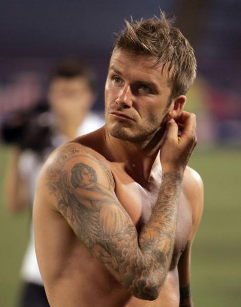 Romeo Beckham emuleaza tatuajele tatalui sau