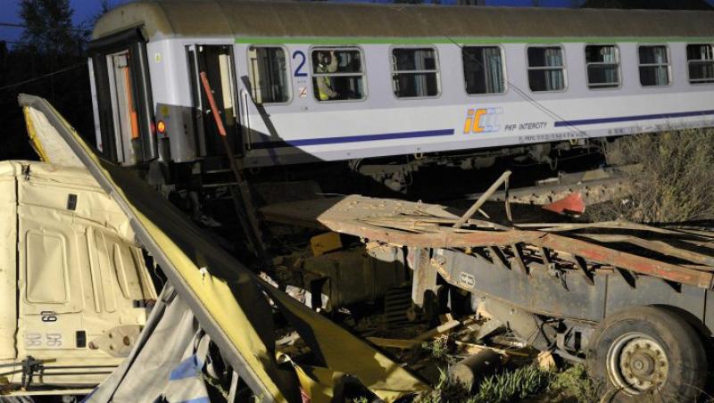 Un tren accelerat a lovit un TIR intre Oradea si Arad. Nu s-au inregistrat victime
