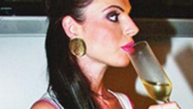 Ramona Lazuran bea sampanie in luna a sasea de sarcina