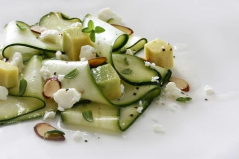 Reteta zilei: salata de vara de dovlecei