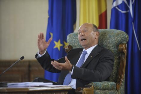 Basescu a discutat cu Puterea despre reorganizarea tarii si modificarea Constitutiei