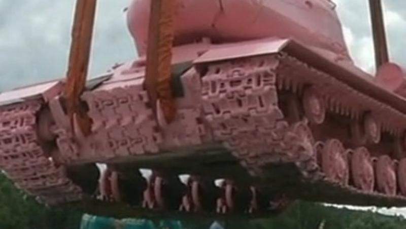 VIDEO! Un tanc sovietic roz, principala atractie din Praga