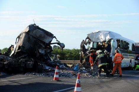 Ungaria: 5 romani morti si zeci de raniti, intr-un accident cu un autocar