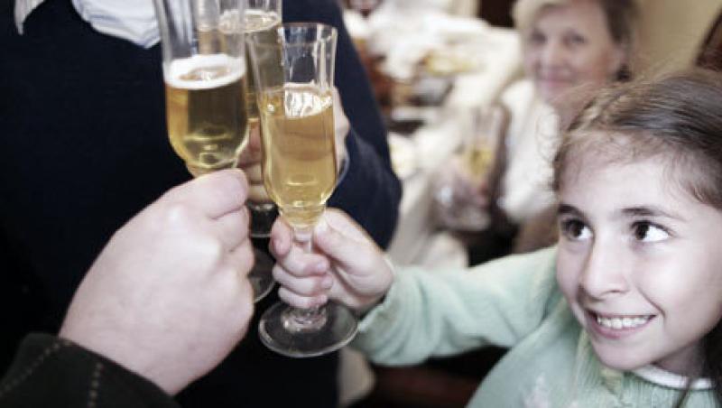 Studiu: Parintii alcoolici transmit obiceiul si copiilor