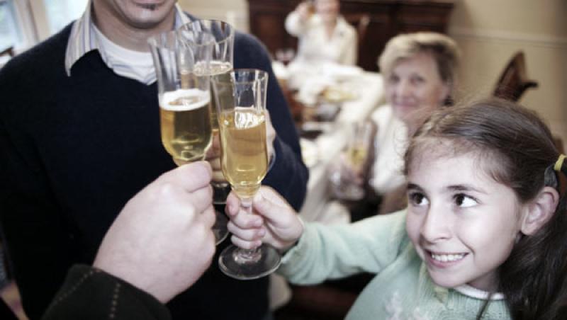 Studiu: Parintii alcoolici transmit obiceiul si copiilor