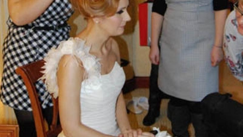 FOTO! Uite-o pe Sandra Stoicescu in rochie de mireasa!