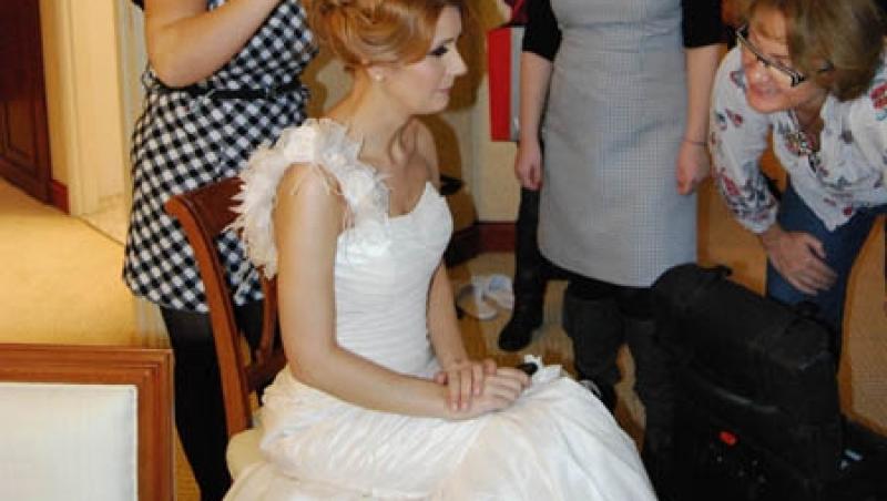 FOTO! Uite-o pe Sandra Stoicescu in rochie de mireasa!