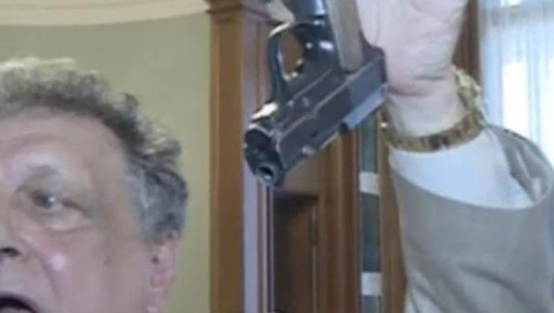 Membru CNA, cu pistolul pe masa in timpul unei sedinte la Senat