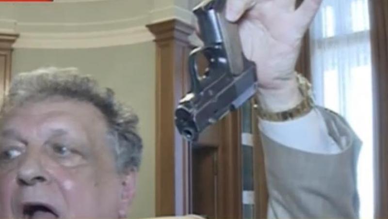 Membru CNA, cu pistolul pe masa in timpul unei sedinte la Senat