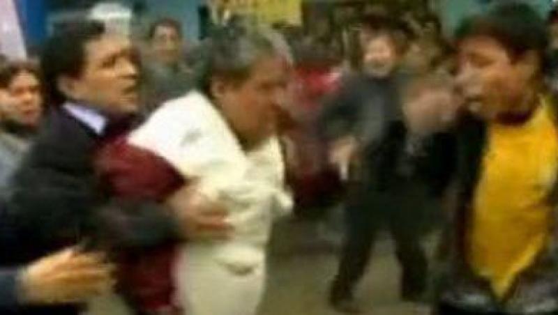 VIDEO! Revolta la un liceu din Peru. Elevii au luat cu asalt scoala si l-au batut pe director