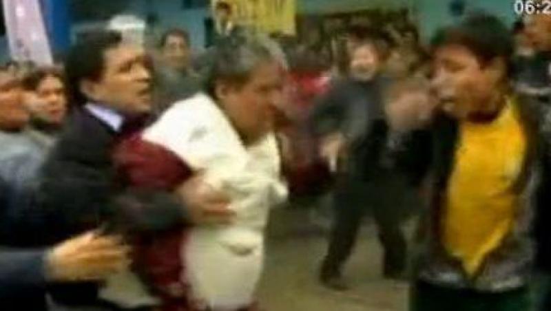 VIDEO! Revolta la un liceu din Peru. Elevii au luat cu asalt scoala si l-au batut pe director