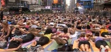 VIDEO! Mii de oameni au facut yoga in mijlocul New York-ului
