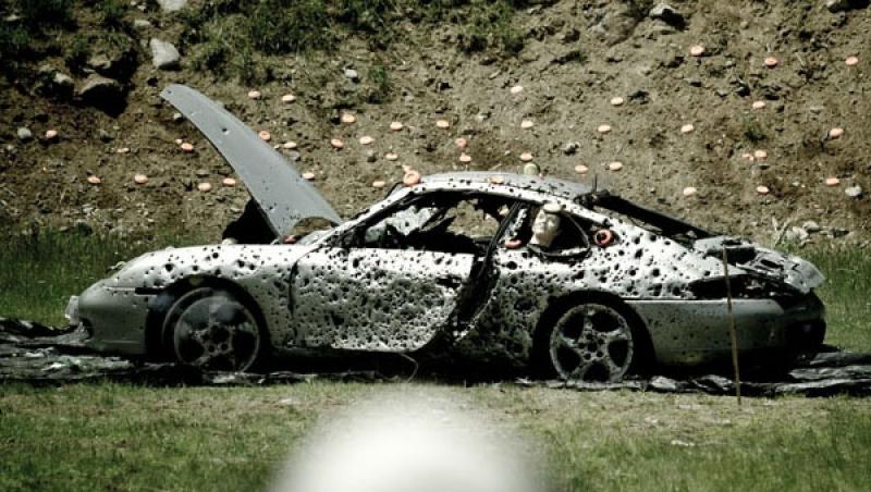 VIDEO! Porsche 911 ciuruit de 10.000 de gloante!