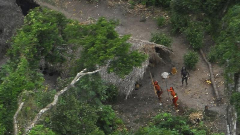 VIDEO! Un trib indigen izolat de lume a fost descoperit in padurea Amazonului, in Brazilia