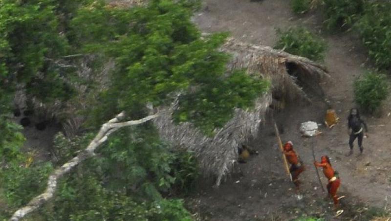 VIDEO! Un trib indigen izolat de lume a fost descoperit in padurea Amazonului, in Brazilia