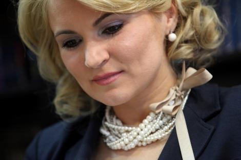 Consilierul personal al lui Boc, Andreea Vass, isi toarna propria mama la ANI