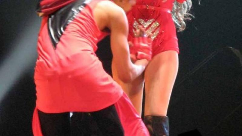 FOTO! Miley Cyrus, mangaiata intre picioare!