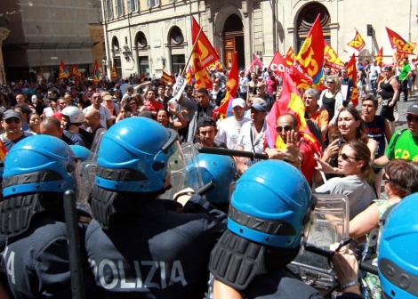 VIDEO! Berlusconi, atacat cu oua clocite si fructe putrezite la Roma!