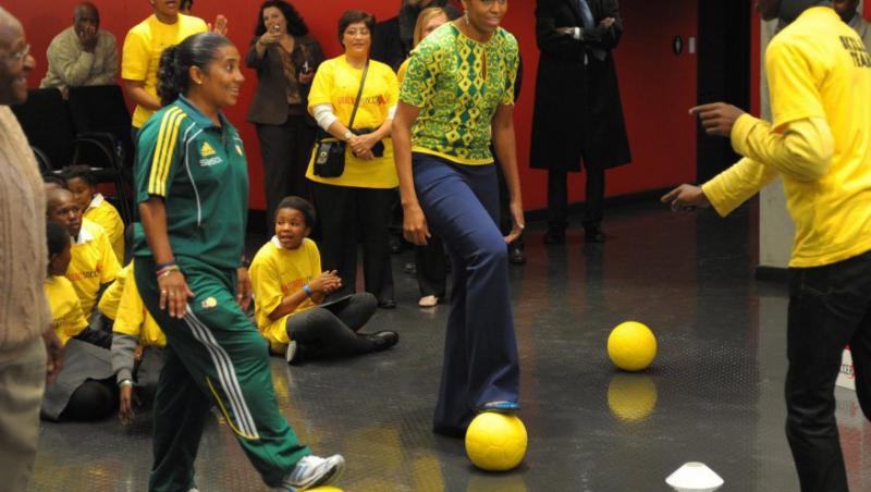 VIDEO! Michelle Obama a jucat fotbal la o scoala din Cape Town