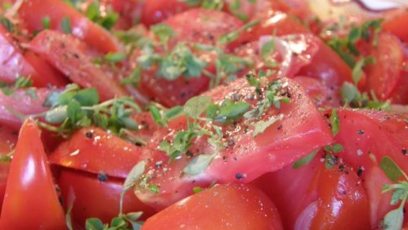 Reteta de post a zilei: salata de vara cu rosii si hrean