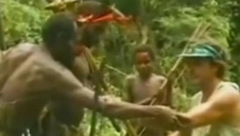 Imagini emotionante: Intalnirea unui trib din Papua Noua Guinee cu civilizatia