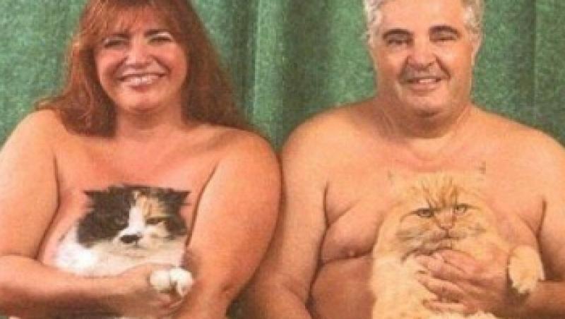 Poza de familie ciudata: Goi pusca si cu doua pisici in brate