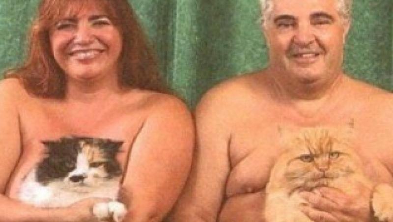 Poza de familie ciudata: Goi pusca si cu doua pisici in brate