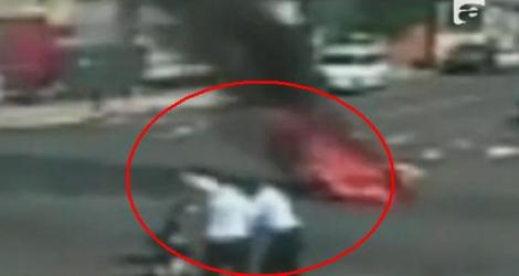 VIDEO! SUA: Motociclist, prins sub vehiculul sau in flacari, dupa un accident