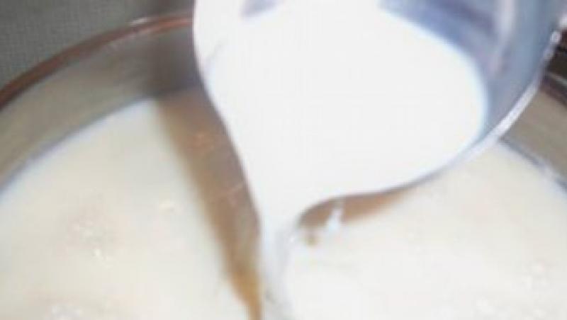 Politistii au confiscat peste 600 de litri de lapte stricat, vandut direct din strada