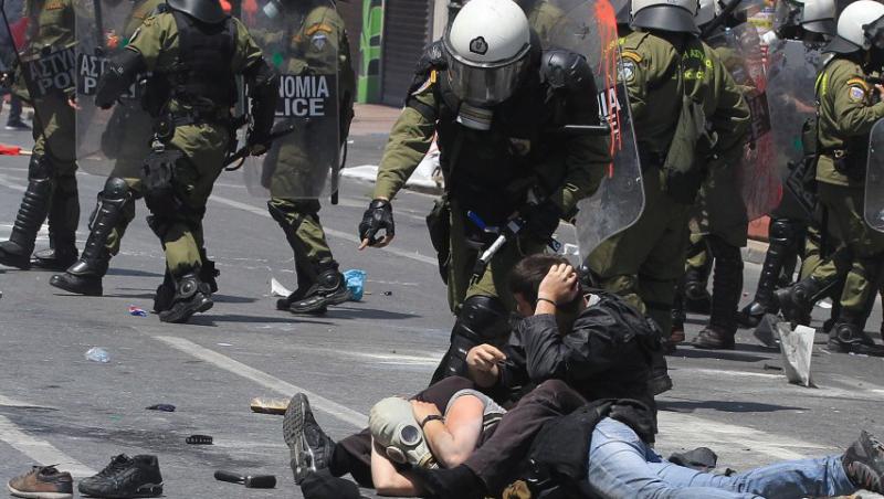 UPDATE! Atena: Anarhistii s-au luat la bataie cu politistii