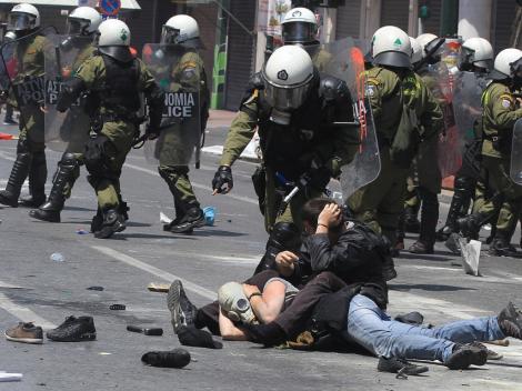 UPDATE! Atena: Anarhistii s-au luat la bataie cu politistii