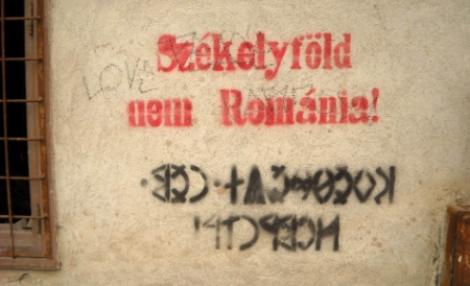 Sediul PRM Covasna, vandalizat cu mesajul "Tinutul Secuiescu nu e Romania" si o svastica