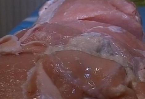 Carne stricata scoasa la vanzare intr-un supermarket din Oradea