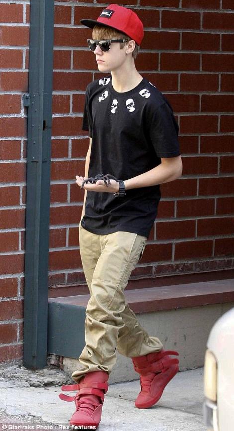 Justin Bieber adoptand atitudinea de "bad boy"