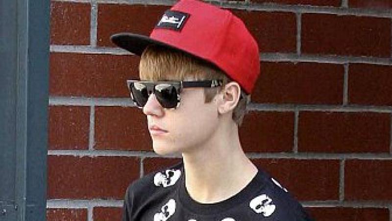 Justin Bieber adoptand atitudinea de 