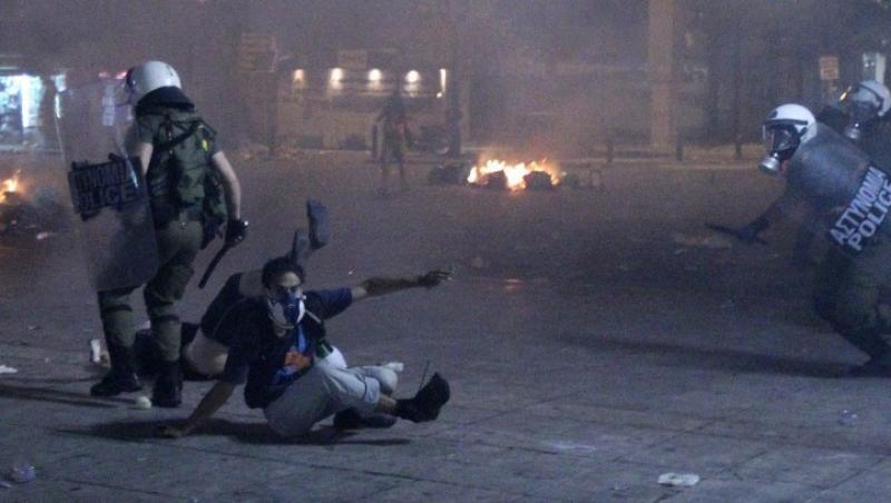 UPDATE! A doua zi de violente in Grecia. Parlamentul a votat austeritatea!