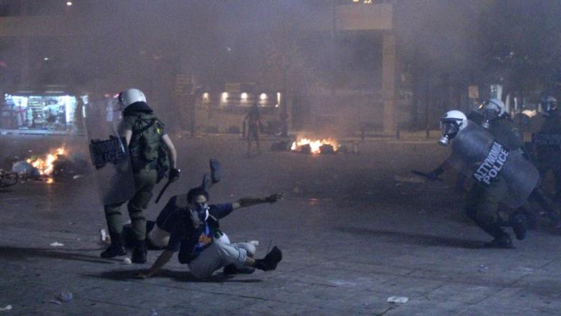 UPDATE! A doua zi de violente in Grecia. Parlamentul a votat austeritatea!