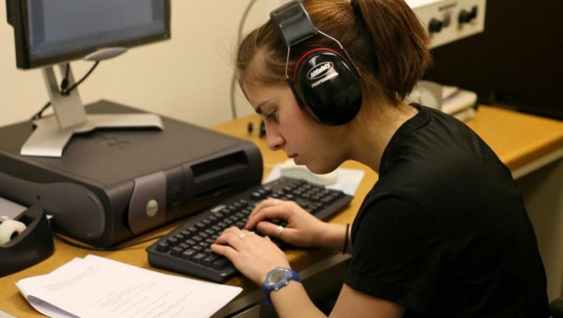Peste 21.500 de elevi si studenti vor primi cupoane pentru cumpararea unui computer