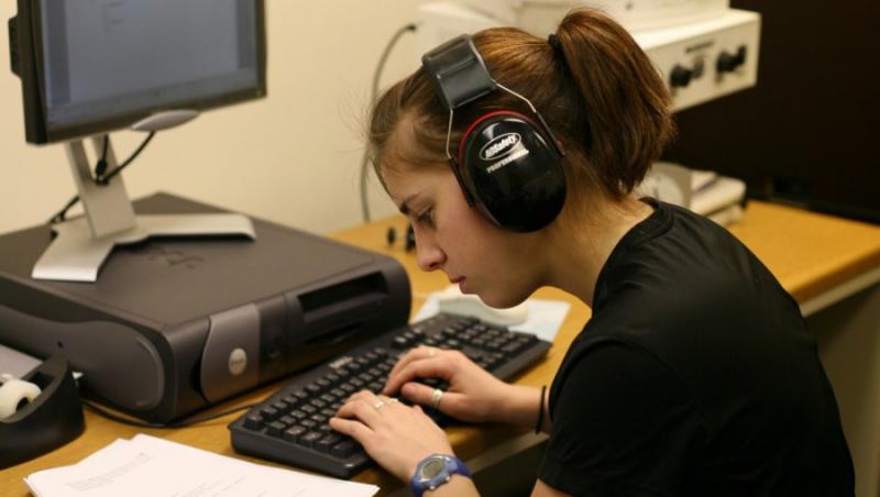 Peste 21.500 de elevi si studenti vor primi cupoane pentru cumpararea unui computer